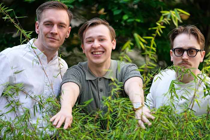 Eurovisie favorieten Kaj Fly the Flag voor Zweden en maken saunas alle woede bij de wedstrijd