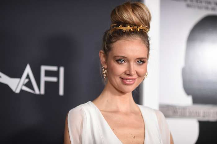 Ex-Model neemt het standpunt in in het nieuw huis van Harvey Weinstein. De eerdere jury heeft nog nooit van haar gehoord