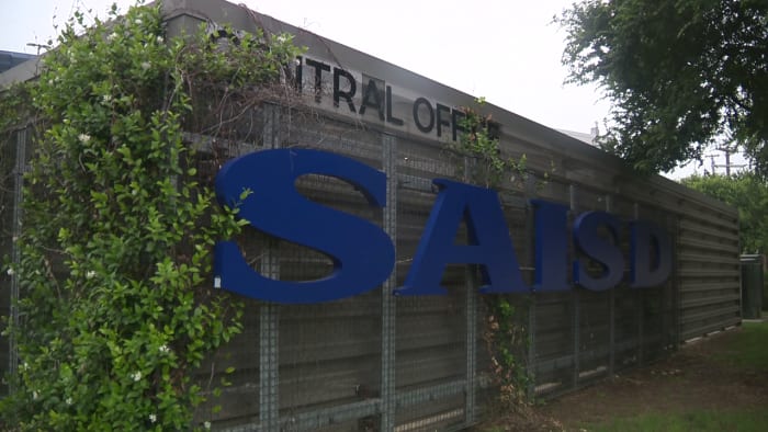 Ex-SAISD-leraar onderzocht naar 'vermeende seksuele gedrag' met student die jonger was dan 18, blijkt uit records