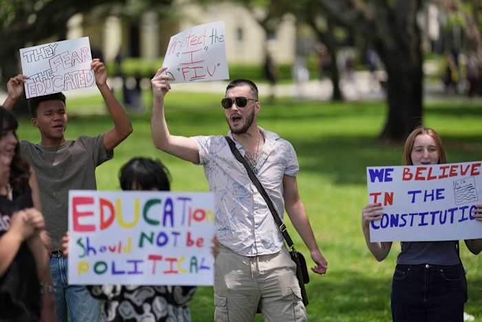 Federale rechter blokkeert immigratieautoriteiten om de juridische status van internationale studenten in te trekken