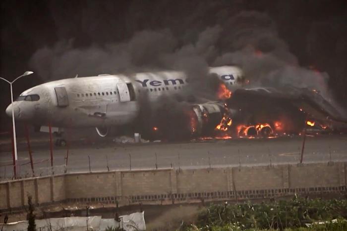 Fighter Jet gaat overboord van USS Harry S Truman. Jemen's Houthis beoordelen Sanaa Airport -schade