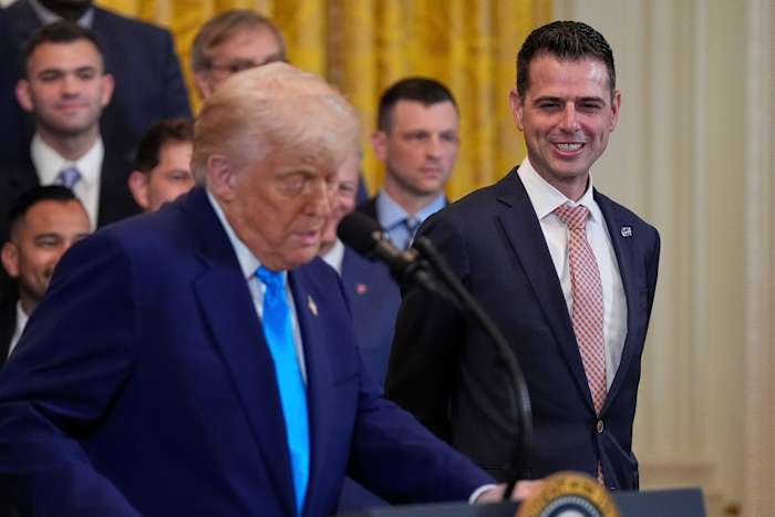 Florida -coach Todd Golden reaps beloningen van de nationale titel, inclusief het herladen van zijn rooster