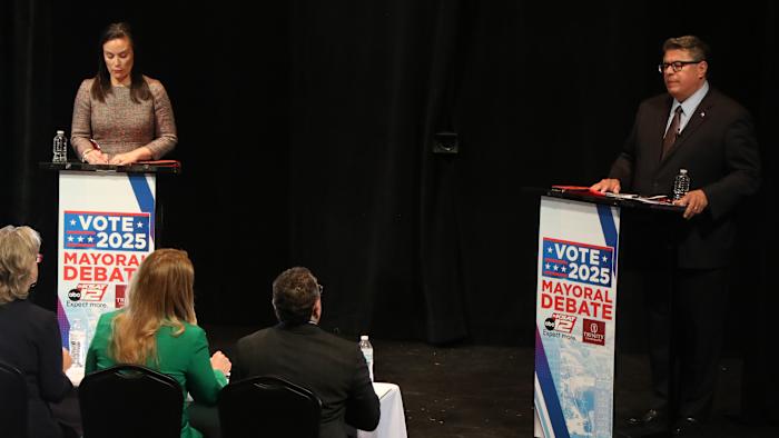 Foto -samenvatting: Gina Ortiz Jones, Rolando Pablos Talk San Antonio's toekomst in KSAT Mayoral Debate