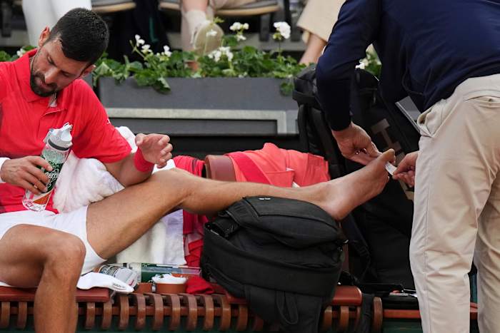 French Open: Novak Djokovic neemt een medische time -out voor een teenblister in een overwinning op Moutet