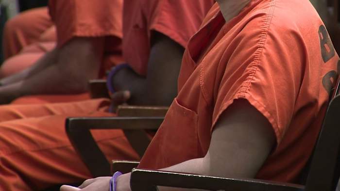 Gerechtelijke rechtvaardigheid: duizenden strafzaken van Bexar County in afwachting van een aanklacht