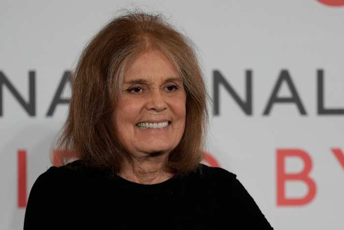 Gloria Steinem en Leymah GBowee, activisten en goede vrienden, werken aan een prentenboek