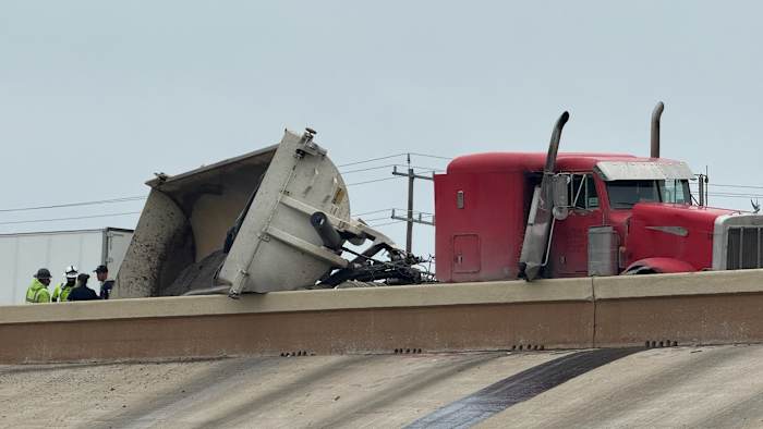 Gravel Hauler valt ten val op de Interstate 10 aan de oostkant, veroorzaakt verkeersvertragingen