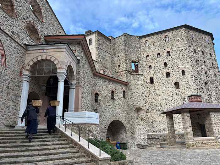 Grieks monnik in het ziekenhuis opgenomen na kloosterconflict gekoppeld aan tientallen jaren oud geschil