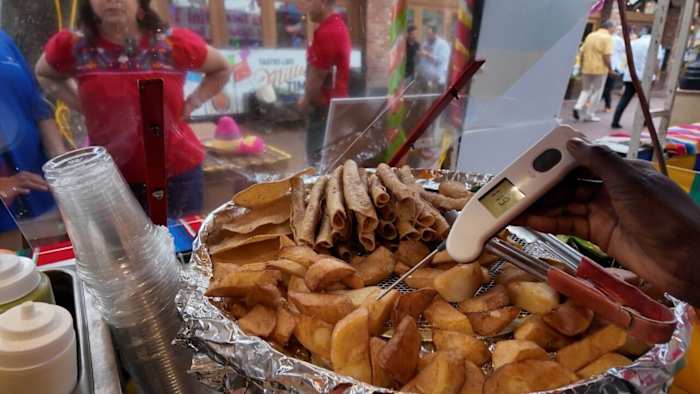 Handschoenen aan, Grills Hot: Metro Health houdt Fiesta Food veilig met dagelijkse inspecties