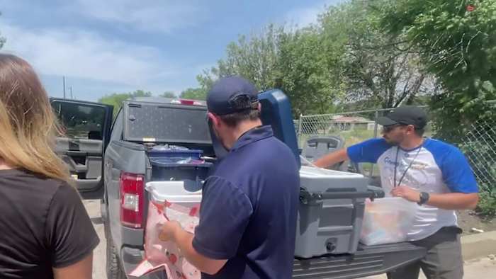 Haven for Hope outreach -werknemers brengen verlichting aan mensen die dakloosheid ervaren te midden van extreme hitte