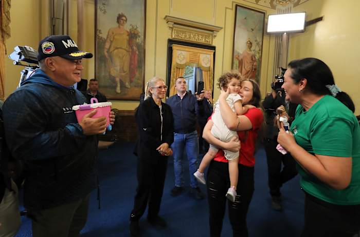 Het 2-jarige meisje herenigen met haar moeder in Venezuela na de uitzetting van de VS.