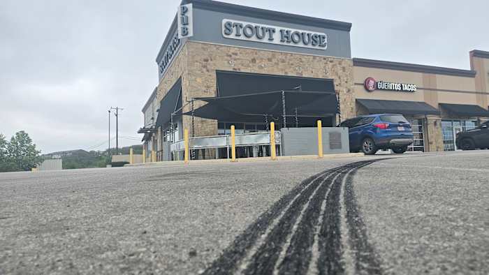 Het kantoor van de medische onderzoeker van Bexar County identificeert de man, gedood door bewaker in West Side Bar