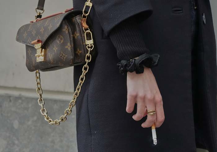 Het land dat roken sexy heeft gemaakt, is het uiteenvallen met sigaretten