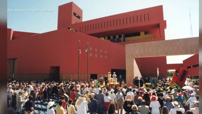 Het vieren van 30 jaar 'Enchilada Red' Landmark: het verhaal achter de kleur van Central Library