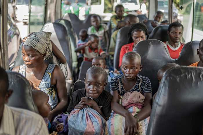 Honderden Rwandezen die naar Congo vluchtten na de genocide -terugkeer van 1994 in de VN -repatriëring
