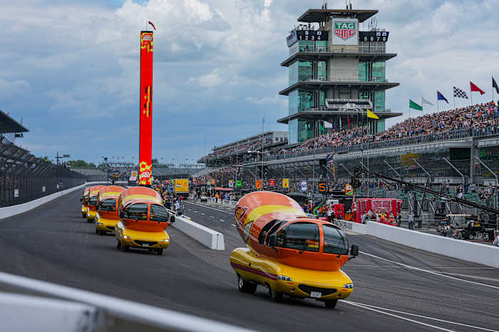 Hot Diggity Dog! Wienermobiles gezet op klinkende race in Wienie 500 op Indianapolis Motor Speedway