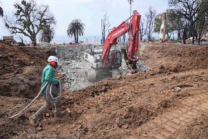 Huiseigenaren van Los Angeles beginnen opnieuw op te bouwen na verwoestende bosbranden