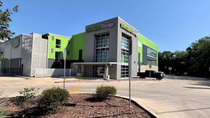 Inbrekers gesneden door metalen muren van opslageenheden aan de noordoostkant; Lokale veteraan onder slachtoffers