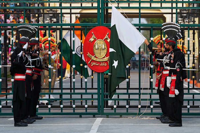 India en Pakistan worden geconfronteerd met de aanval van Kasjmir. Hier staan ​​de rivalen