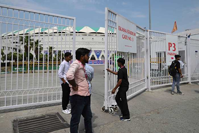 India schudt zijn beste crickettoernooi, de IPL, een week voor op militaire spanningen met Pakistan op, te midden van militaire spanningen