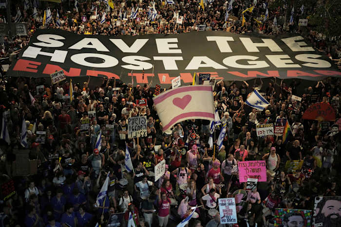 Israëlische stakingen doden 14 in Gaza, waaronder een vrouw en haar 2 kinderen, zeggen arts