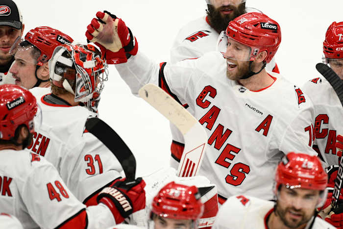 Jaccob Slavin scoort in OT terwijl de Hurricanes de Capitals versloegen in Game 1 van hun 2e-ronde serie