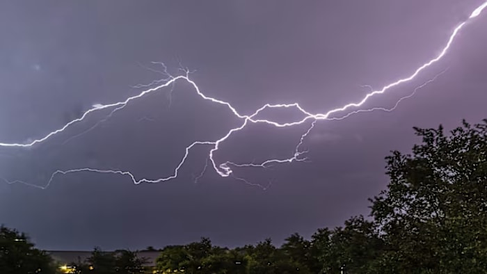KSAT Connect -foto's tonen bliksem, zware regenval en zelfs regentotalen