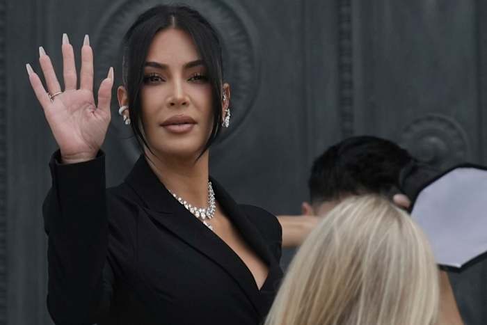 Kim Kardashian trekt een diploma -cap op en loopt dichter bij het worden van advocaat
