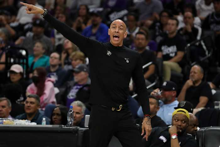 Koningen sluiten een deal aan om Doug Christie als coach te houden, zegt AP Source, zegt AP Source