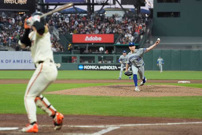 Kris Bubic verliest geen hit bod op royals bij officiële scoreverandering, maar geniet van fantastische thuiskomst
