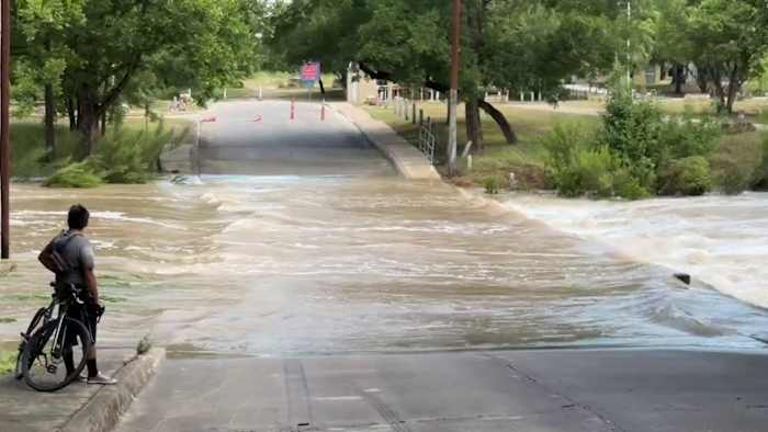 Leon Creek overstromt wegen, parken en paden na zware regenval in San Antonio