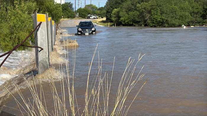 Leon Creek overstroomde; Man gered van hoog water aan de westkant