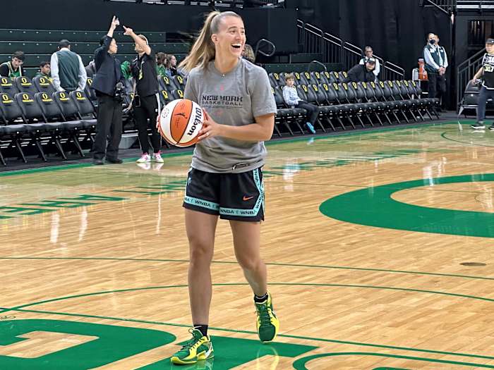 Liberty Guard Sabrina Ionescu speelt voor het eerst in Oregon als een professional in het voorseizoenwedstrijd