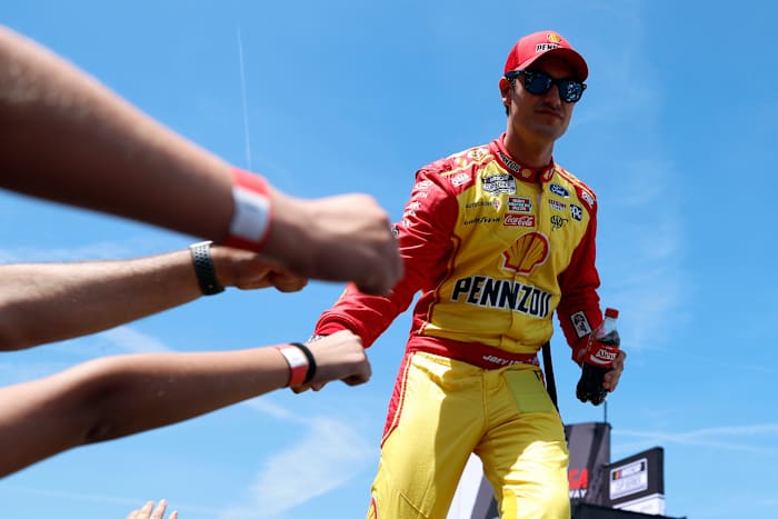 Logano reageert op kritiek van Hall of Famer, vraagt ​​'heeft chipper Jones ooit een raceauto gereden?'