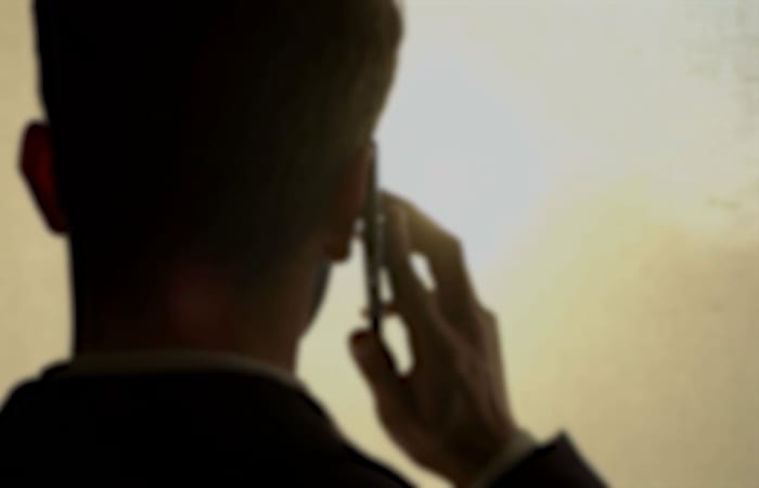 Lokale man bijna voor de gek gehouden per telefoon, deelt waarschuwing aan anderen