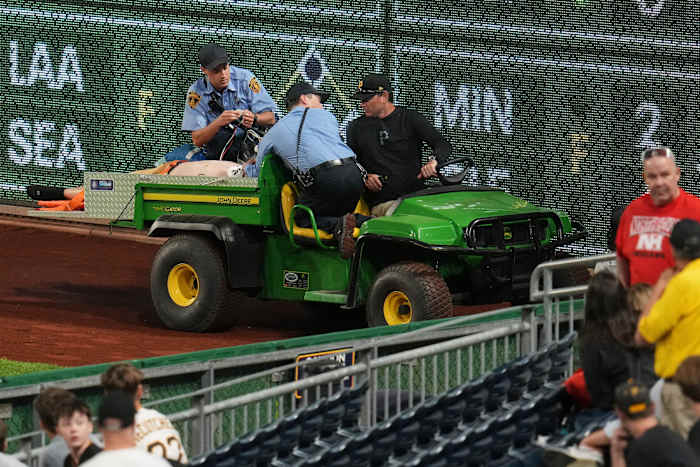 Man die viel van 21-voet Clemente Wall in PNC Park tijdens Pirates Game in kritieke staat