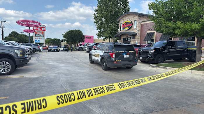 Man lijdt levensbedreigende verwondingen bij drive-by schieten buiten West Side Restaurant, zegt SAPD