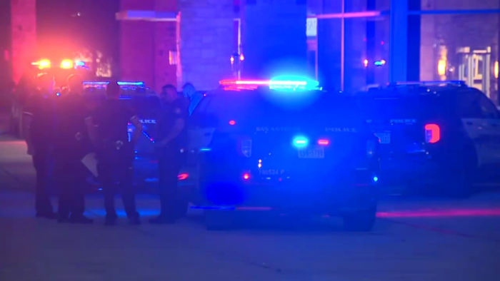 Man lijdt levensbedreigende verwondingen na het fotograferen op het appartementencomplex van Northwest Side, zegt SAPD