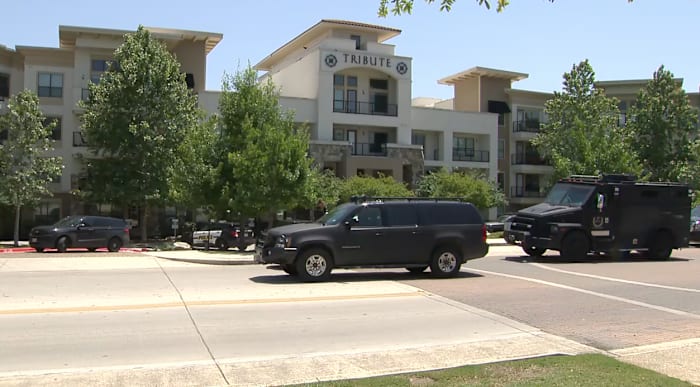 Man vastgehouden nadat hij probeerde de beveiliging aan te vallen, onderhoudspersoneel bij appartementencomplex in de buurt van de rand, zegt de politie