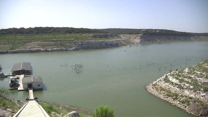 Medina Lake staat op een historisch dieptepunt, maar de lokale bevolking zegt dat ze open zijn voor zaken