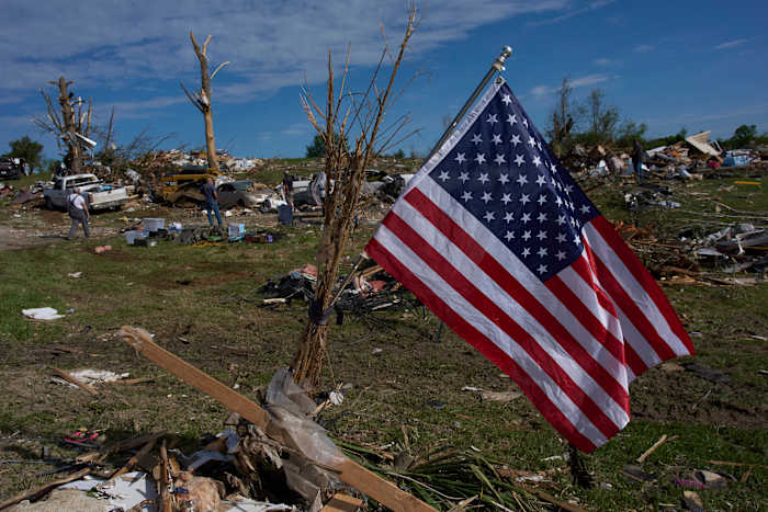 Meer stormen zijn gericht op Central US, waar velen uit graven van tornado -schade