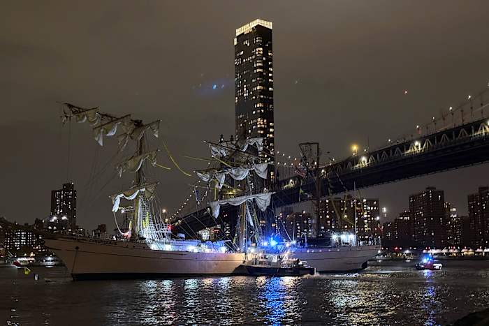 Mexicaans Tall Ship Strikes Brooklyn Bridge, snapt masten en verwondde zeilers