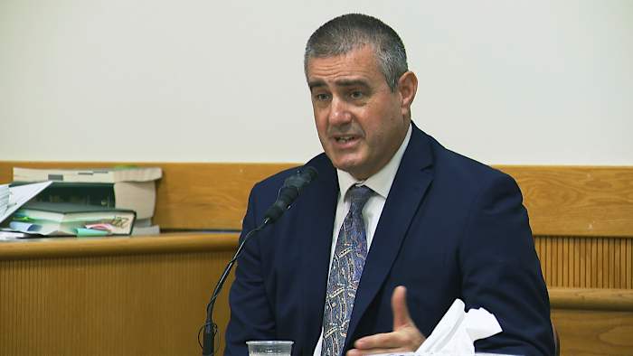 Middelbare schoolcoach die naakte vettests deed, bevond zich niet schuldig aan kindermisbruik, seksueel misbruik