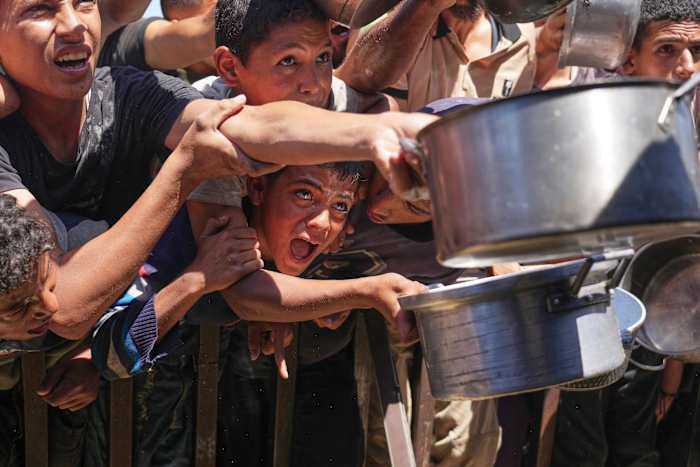 Minstens 60 mensen gedood door Israëlische stakingen in Gaza terwijl Israël minimaal hulp