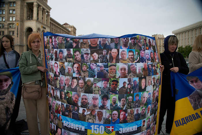 Minstens 9 doden in drone stakingen na de hand van de VS en Oekraïne die mineralen deal ondertekenen