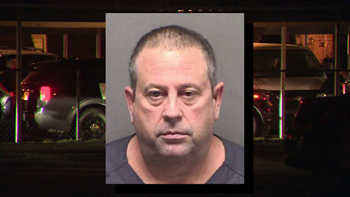 Mistrial verklaard voor de mens die beschuldigd werd van het vermoorden van de buurman temidden van voortdurend geschil