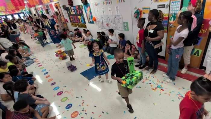 Montgomery Elementary viert 50 jaar met kleurrijke schoenendoos Fiesta Parade