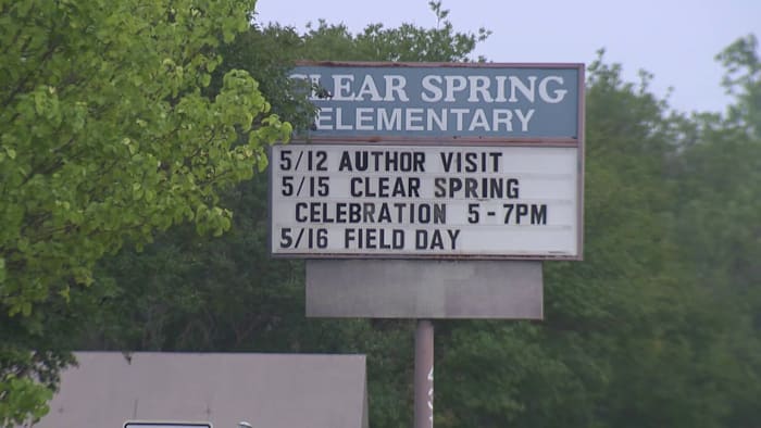 NEISD -ouder reageert op de consolidatieplannen van het district die van invloed zijn op 3 scholen