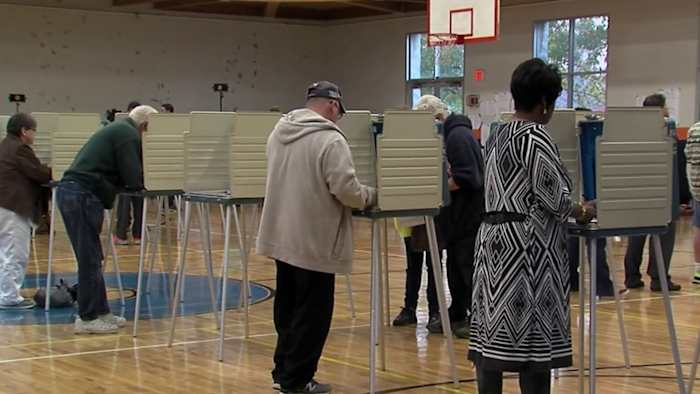 Nieuwe gezichten concurreren in de afvoer voor District 8 Council -zetel