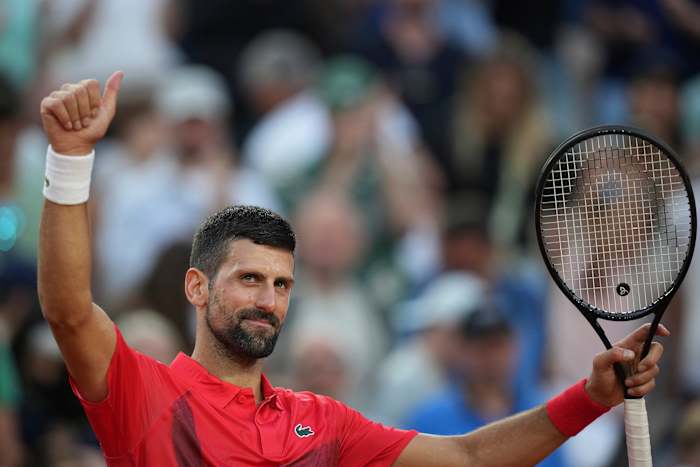 Novak Djokovic ruilt zijn racket in voor een fiets en maakt een nachtelijke rit door Parijs